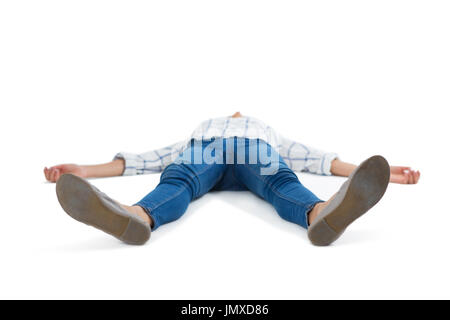 Unbewusste Frau liegend auf weißem Hintergrund Stockfoto