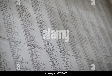 Einige der Namen der gefallenen Soldaten auf das Menentor in Ypern, geschnitzt vor Veranstaltungen in Belgien anlässlich 100 Jahre seit dem Beginn der Schlacht von Passchendaele. Stockfoto
