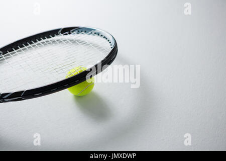 Bild des Schlägers mit Tennisball auf weißem Hintergrund abgeschnitten Stockfoto