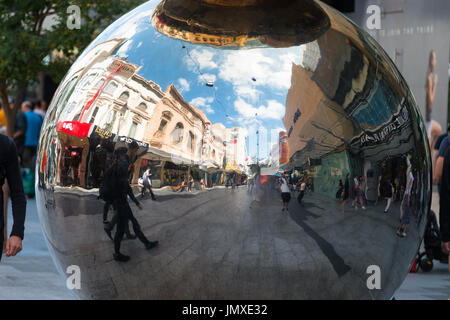 Moderne Skulptur "The Malls Balls" in Rundle Street Mall das größte Einkaufszentrum in Adelaide, South Australia Stockfoto