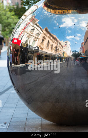 Moderne Skulptur "The Malls Balls" in Rundle Street Mall das größte Einkaufszentrum in Adelaide, South Australia Stockfoto