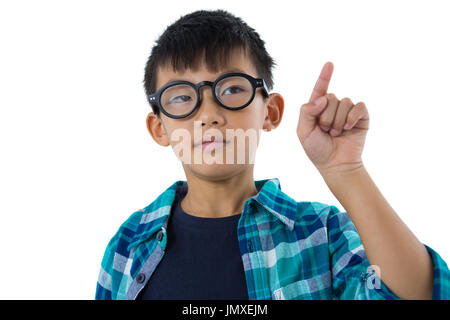 Junge, die vorgibt, eine unsichtbare Touchscreen vor weißem Hintergrund Stockfoto