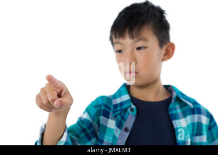 Junge, die vorgibt, eine unsichtbare Touchscreen vor weißem Hintergrund Stockfoto