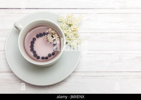 Holunder (Sambucus Nigra) Infusion im Wasser Stockfoto