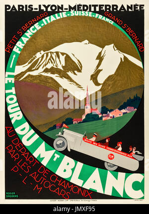 "Le Tour Du Mt Blanc – Route des Alpes" 1927 Tourismus Poster mit Tour Passagiere genießen die Great Alpine Road mit dem Auto nach der Ankunft in Chamonix auf der Schiene. Artwork von Roger Broders (1883-1953) für Paris Lyon Mediteranée Unternehmen (PLM) Eisenbahn. Stockfoto