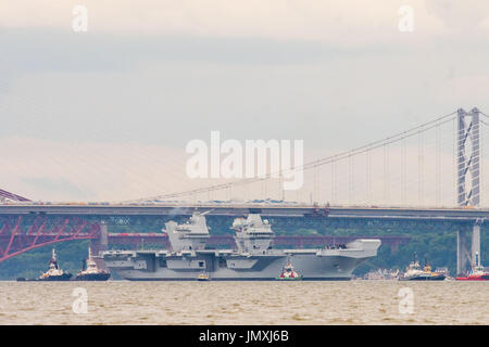 Bild: Flugzeugträger HMS Queen elizabeth verlässt die Werft von Rosyth Stockfoto