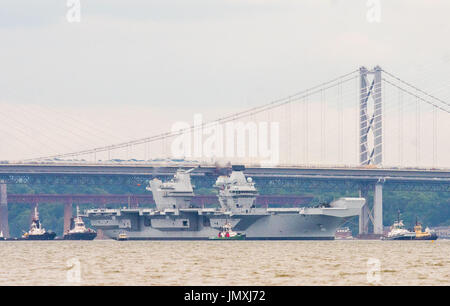 Bild: Flugzeugträger HMS Queen elizabeth verlässt die Werft von Rosyth Stockfoto