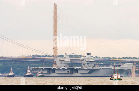 Bild: Flugzeugträger HMS Queen elizabeth verlässt die Werft von Rosyth Stockfoto