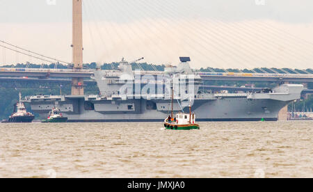 Bild: Flugzeugträger HMS Queen elizabeth verlässt die Werft von Rosyth Stockfoto