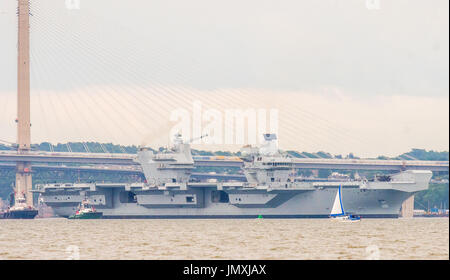 Bild: Flugzeugträger HMS Queen elizabeth verlässt die Werft von Rosyth Stockfoto