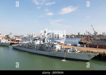 HMS Richmond F239, Art 23 Fregatten, Ankern in Portsmouth Naval Dockyard, Portsmouth UK Stockfoto