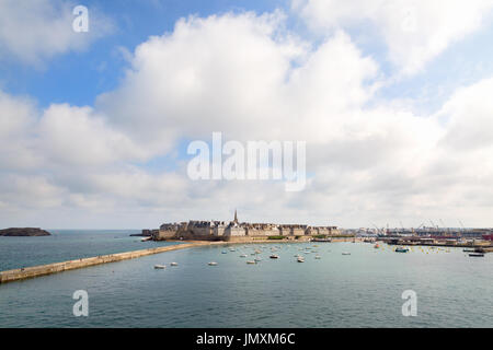 St Malo Hafen Bretagne Frankreich - Blick von der Fähre mit blauen Himmel und Wolken, im Sommer Stockfoto