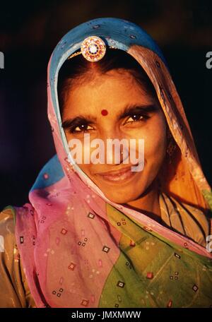 Eine junge Frau die stolz Rajput Kaste von Kishanpura Dorf in der Nähe von Pushkar in Rajasthan Indien. Stockfoto