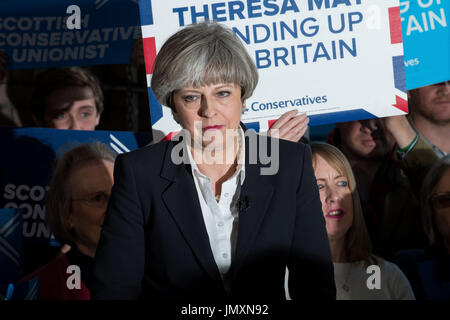 Premierminister Theresa Mai Besuch Clockwork Ausbau und Lagerung Gesellschaft in Edinburgh in den Aufbau der britische allgemeine Wahl, 5. Juni 2017 Stockfoto