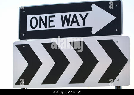 One way Zeichen mit Pfeilen Stockfoto