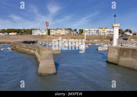 Hafen und Leuchtturm von Saint-Michel-Chef-Chef im Departement Loire-Atlantique in Westfrankreich. Stockfoto