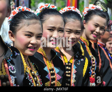 Gruppe von Menschen aus Borneo ethnischen in traditionellen Kostümen Stockfoto