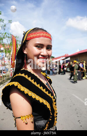 Lächelndes Kadazan Dusun Mädchen in traditioneller Tracht Stockfoto