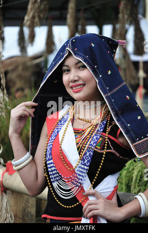 Lächelndes Kadazan Dusun Mädchen in traditioneller Tracht Stockfoto