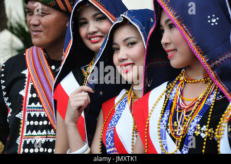 KOTA KINABALU, MALAYSIA - 30. Mai 2015: Gruppe von Youngster aus Kadazandusun Stamm in ihrer traditionellen Tracht während Sabah Harvest Festival Karnevalsfest Stockfoto