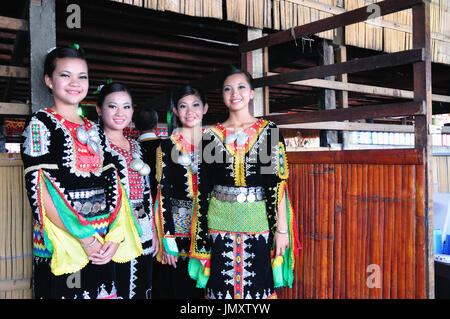 Gruppe von Menschen aus Borneo ethnischen in traditionellen Kostümen Stockfoto