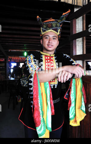 Malaysische junge in Borneo ethnischen Trachtenmode Stockfoto