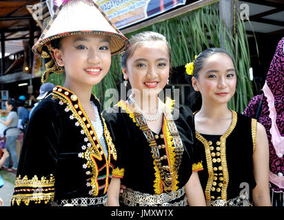 KOTA KINABALU, MALAYSIA - 30. Mai 2015: Junge Mädchen aus Kadazandusun Stamm in ihrer traditionellen Tracht während der Sabah State Harvest Festival celeb Stockfoto