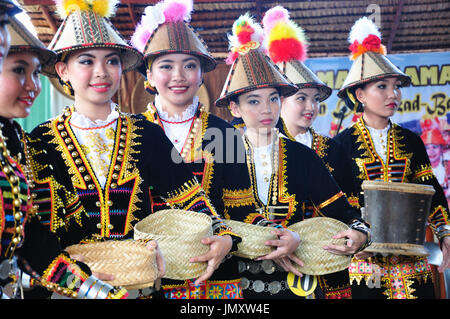 Gruppe von Menschen aus Borneo ethnischen in traditionellen Kostümen Stockfoto