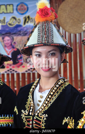 Lächelndes Kadazan Dusun Mädchen in traditioneller Tracht Stockfoto