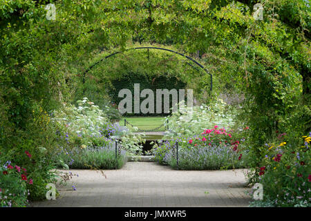 Bauerngarten und Wasserspiel und Torbögen im RHS Wisley Gardens, Surrey, UK Stockfoto