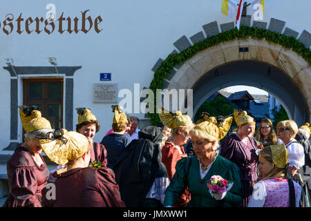 Frau Frauen mit Goldhaube Goldhauben (golden Cap Caps) an Fronleichnam, Traunkirchen, Salzkammergut, Oberösterreich, Oberösterreich, Österreich Stockfoto