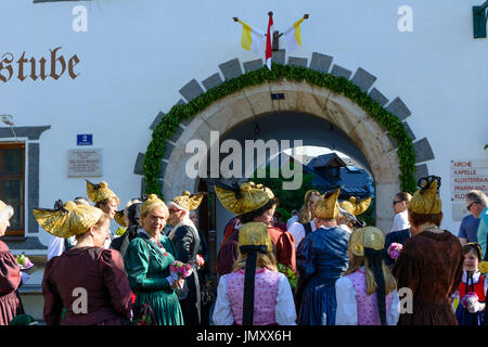 Frau Frauen mit Goldhaube Goldhauben (golden Cap Caps) an Fronleichnam, Traunkirchen, Salzkammergut, Oberösterreich, Oberösterreich, Österreich Stockfoto