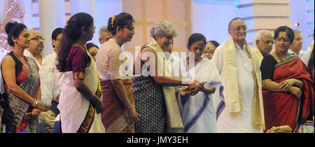 Kolkata, Indien. 28. Juli 2017. West-Bengalen Chief Minister Mamata Banerjee zusammen mit UNICEF repräsentativ für andere während Programm anlässlich Kanyashree Prakalpa Anerkennung als Gewinner UN Public Service Award 2017 am 28. Juli 2017, Kolkata, Indien und Dr. Yasmin Ali Haque. Kanyashree Prakalpa oder Projekt erhielt die höchste Auszeichnung für den öffentlichen Dienst von Vereinten Nationen 23. Juni 2017. Kanyashree Prakalpa oder Projekt erhielt die höchste Auszeichnung für den öffentlichen Dienst von Vereinten Nationen 23. Juni 2017. Bildnachweis: Saikat Paul/Pacific Press/Alamy Live-Nachrichten Stockfoto