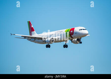 FARO, PORTUGAL - Juni 30, 2017: Tap Portugal Flüge Flugzeug Landung am Flughafen Faro. Flughafen Stockfoto