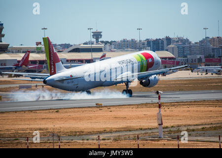FARO, PORTUGAL - Juni 30, 2017: Tap Portugal Flüge Flugzeug Landung am Flughafen Faro. Flughafen Stockfoto