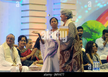 Kolkata, Indien. 28. Juli 2017. Mamata Banerjee(left) und Dr Yasmin Ali Haque(right) Zeitpunkt während der Feier des Kanyashree Prakalpa in Kalkutta. West-Bengalen Chief Minister Mamata Banerjee zusammen mit UNICEF repräsentativ für andere während Programm anlässlich Kanyashree Prakalpa Anerkennung als Gewinner UN Public Service Award 2017 am 28. Juli 2017, Kolkata, Indien und Dr. Yasmin Ali Haque. Kanyashree Prakalpa oder Projekt erhielt die höchste Auszeichnung für den öffentlichen Dienst von Vereinten Nationen 23. Juni 2017. Bildnachweis: Saikat Paul/Pacific Press/Alamy Live-Nachrichten Stockfoto