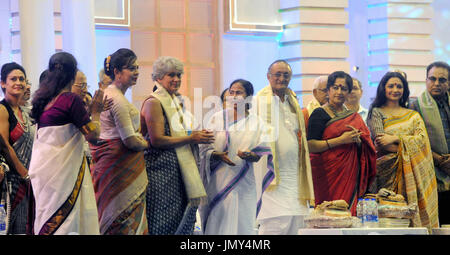 Kolkata, Indien. 28. Juli 2017. West-Bengalen Chief Minister Mamata Banerjee zusammen mit UNICEF repräsentativ für andere während Programm anlässlich Kanyashree Prakalpa Anerkennung als Gewinner UN Public Service Award 2017 am 28. Juli 2017, Kolkata, Indien und Dr. Yasmin Ali Haque. Kanyashree Prakalpa oder Projekt erhielt die höchste Auszeichnung für den öffentlichen Dienst von Vereinten Nationen 23. Juni 2017. Kanyashree Prakalpa oder Projekt erhielt die höchste Auszeichnung für den öffentlichen Dienst von Vereinten Nationen 23. Juni 2017. Bildnachweis: Saikat Paul/Pacific Press/Alamy Live-Nachrichten Stockfoto