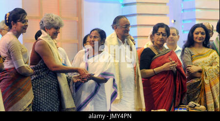 Kolkata, Indien. 28. Juli 2017. West-Bengalen Chief Minister Mamata Banerjee zusammen mit UNICEF repräsentativ für andere während Programm anlässlich Kanyashree Prakalpa Anerkennung als Gewinner UN Public Service Award 2017 am 28. Juli 2017, Kolkata, Indien und Dr. Yasmin Ali Haque. Kanyashree Prakalpa oder Projekt erhielt die höchste Auszeichnung für den öffentlichen Dienst von Vereinten Nationen 23. Juni 2017. Kanyashree Prakalpa oder Projekt erhielt die höchste Auszeichnung für den öffentlichen Dienst von Vereinten Nationen 23. Juni 2017. Bildnachweis: Saikat Paul/Pacific Press/Alamy Live-Nachrichten Stockfoto