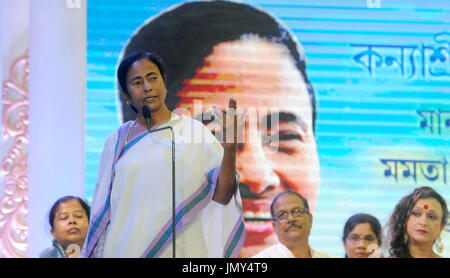 Kolkata, Indien. 28. Juli 2017. West-Bengalen Chief Minister Mamata Banerjee verleiht ihrer Rede anlässlich des Kanyashree Prakalpa in Kalkutta. West-Bengalen Chief Minister Mamata Banerjee zusammen mit UNICEF repräsentativ für andere während Programm anlässlich Kanyashree Prakalpa Anerkennung als Gewinner UN Public Service Award 2017 am 28. Juli 2017, Kolkata, Indien und Dr. Yasmin Ali Haque. Kanyashree Prakalpa oder Projekt erhielt die höchste Auszeichnung für den öffentlichen Dienst von Vereinten Nationen 23. Juni 2017. Bildnachweis: Saikat Paul/Pacific Press/Alamy Live-Nachrichten Stockfoto