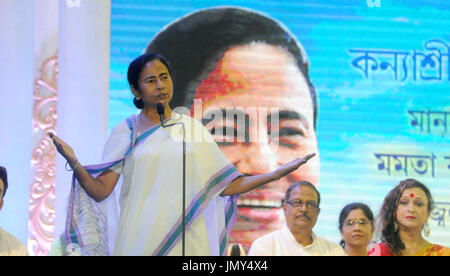 Kolkata, Indien. 28. Juli 2017. West-Bengalen Chief Minister Mamata Banerjee verleiht ihrer Rede anlässlich des Kanyashree Prakalpa in Kalkutta. West-Bengalen Chief Minister Mamata Banerjee zusammen mit UNICEF repräsentativ für andere während Programm anlässlich Kanyashree Prakalpa Anerkennung als Gewinner UN Public Service Award 2017 am 28. Juli 2017, Kolkata, Indien und Dr. Yasmin Ali Haque. Kanyashree Prakalpa oder Projekt erhielt die höchste Auszeichnung für den öffentlichen Dienst von Vereinten Nationen 23. Juni 2017. Bildnachweis: Saikat Paul/Pacific Press/Alamy Live-Nachrichten Stockfoto