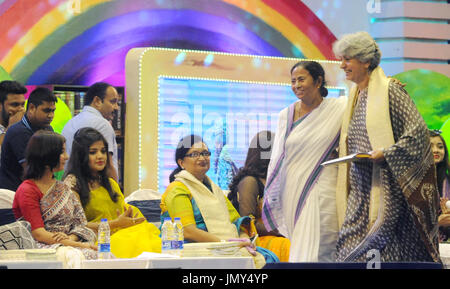 Kolkata, Indien. 28. Juli 2017. Mamata Banerjee(left) und Dr Yasmin Ali Haque(right) Zeitpunkt während der Feier des Kanyashree Prakalpa in Kalkutta. West-Bengalen Chief Minister Mamata Banerjee zusammen mit UNICEF repräsentativ für andere während Programm anlässlich Kanyashree Prakalpa Anerkennung als Gewinner UN Public Service Award 2017 am 28. Juli 2017, Kolkata, Indien und Dr. Yasmin Ali Haque. Kanyashree Prakalpa oder Projekt erhielt die höchste Auszeichnung für den öffentlichen Dienst von Vereinten Nationen 23. Juni 2017. Bildnachweis: Saikat Paul/Pacific Press/Alamy Live-Nachrichten Stockfoto