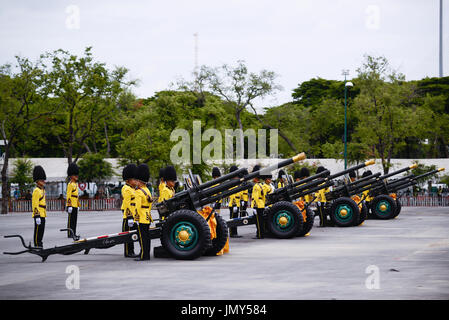 Bangkok, Thailand. 28. Juli 2017. Thai Royal guards Gruß während der Feierlichkeiten zum 65. Geburtstag von thailändischen König Maha Vajiralongkorn am Sanam Luang in Bangkok, Thailand, 28. Juli 2017. Bildnachweis: Anusak Laowilas/Pacific Press/Alamy Live-Nachrichten Stockfoto