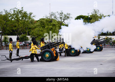 Bangkok, Thailand. 28. Juli 2017. Thai Royal guards Gruß während der Feierlichkeiten zum 65. Geburtstag von thailändischen König Maha Vajiralongkorn am Sanam Luang in Bangkok, Thailand, 28. Juli 2017. Bildnachweis: Anusak Laowilas/Pacific Press/Alamy Live-Nachrichten Stockfoto