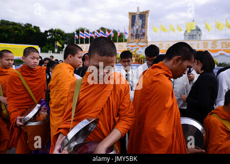 Bangkok, Thailand. 28. Juli 2017. Gönnern bieten Almosen zu buddhistischen Mönchen im Rahmen der Feierlichkeiten zum 65. Geburtstag des thailändischen Königs Maha Vajiralongkorn in Bangkok, Thailand, 28. Juli 2017. Bildnachweis: Anusak Laowilas/Pacific Press/Alamy Live-Nachrichten Stockfoto