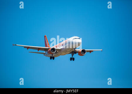 FARO, PORTUGAL - Juni 30, 2017: Easyjet-Flüge Flugzeug Landung am Flughafen Faro. Flughafen Stockfoto