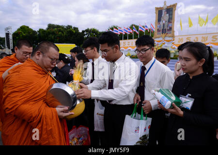 Bangkok, Thailand. 28. Juli 2017. Gönnern bieten Almosen zu buddhistischen Mönchen im Rahmen der Feierlichkeiten zum 65. Geburtstag des thailändischen Königs Maha Vajiralongkorn in Bangkok, Thailand, 28. Juli 2017. Bildnachweis: Anusak Laowilas/Pacific Press/Alamy Live-Nachrichten Stockfoto