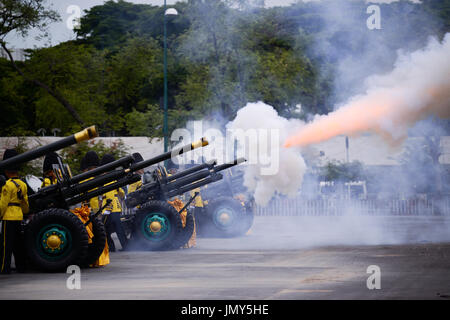 Bangkok, Thailand. 28. Juli 2017. Thai Royal guards Gruß während der Feierlichkeiten zum 65. Geburtstag von thailändischen König Maha Vajiralongkorn am Sanam Luang in Bangkok, Thailand, 28. Juli 2017. Bildnachweis: Anusak Laowilas/Pacific Press/Alamy Live-Nachrichten Stockfoto