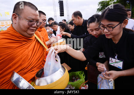 Bangkok, Thailand. 28. Juli 2017. Gönnern bieten Almosen zu buddhistischen Mönchen im Rahmen der Feierlichkeiten zum 65. Geburtstag des thailändischen Königs Maha Vajiralongkorn in Bangkok, Thailand, 28. Juli 2017. Bildnachweis: Anusak Laowilas/Pacific Press/Alamy Live-Nachrichten Stockfoto