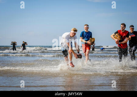 Protokoll führen ins Meer, ungewöhnliche Hindernis über Hindernis-Parcours Rennen. Stockfoto