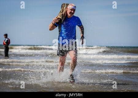 Protokoll führen ins Meer, ungewöhnliche Hindernis über Hindernis-Parcours Rennen. Stockfoto